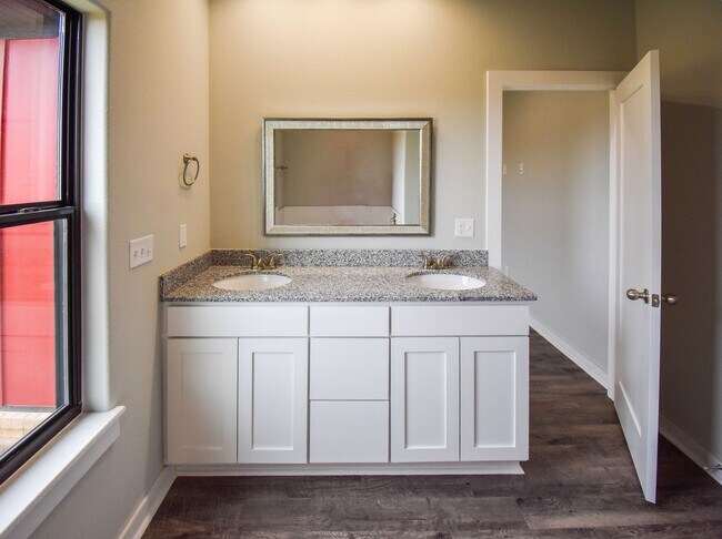 Building Photo - 4 Bedroom 2 Bathroom Home In Farmington, AR.