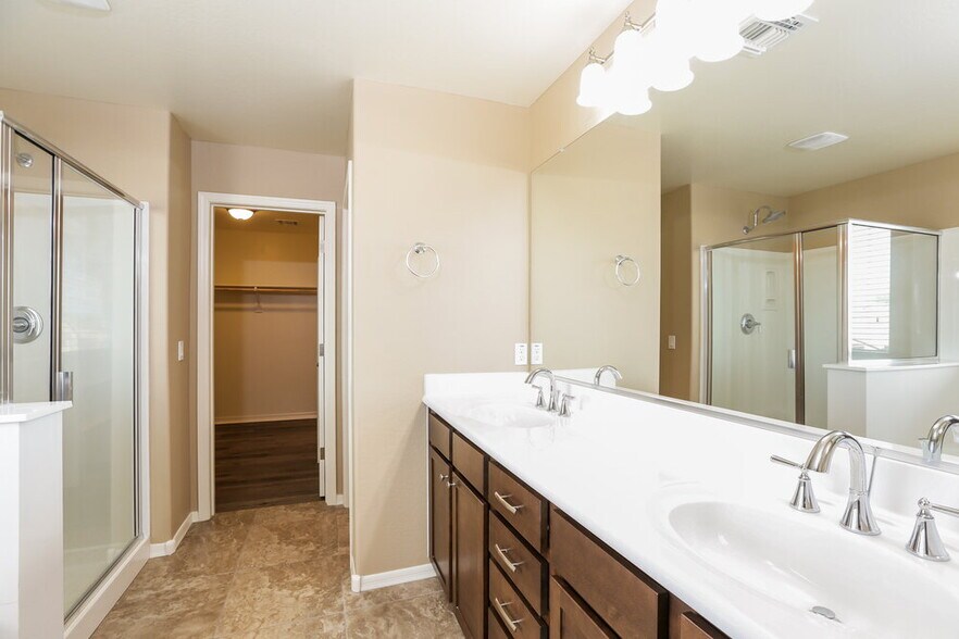 Building Photo - 5809 S 27th Ln