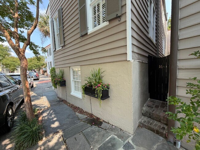 Building Photo - Charming Carriage Home Near The Charleston Battery