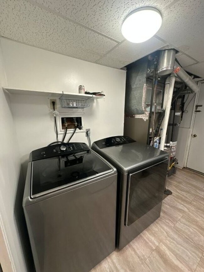 Building Photo - Fall Special – 3 Weeks FREE Rent on 4 Bed,...