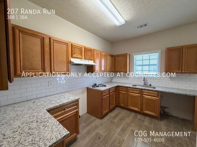 Building Photo - 207 Randa Run