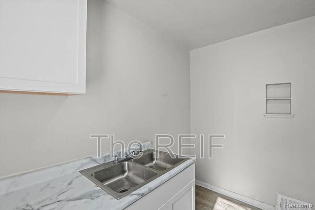 Building Photo - 20045 Greenlawn St