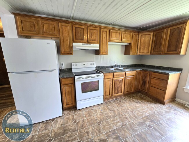 Building Photo - Charming 2bd/1ba Home In Lenoir