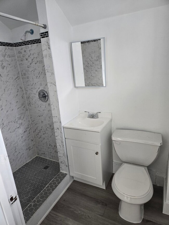 Building Photo - Charming 2nd floor 1BR Studio in Woonsocket