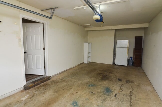 Building Photo - 230 Boxwood