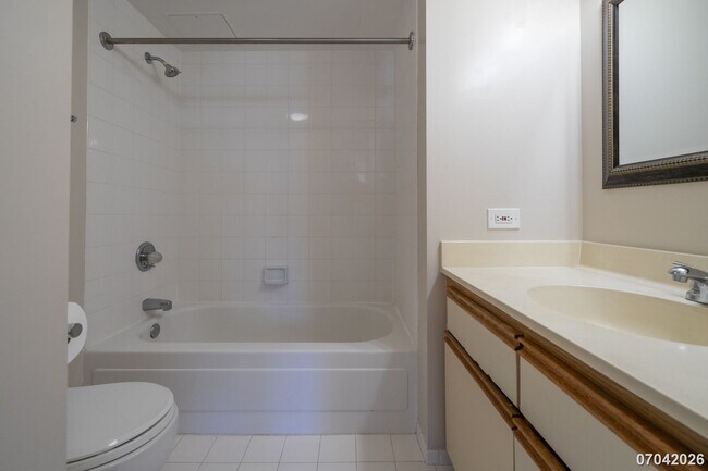 Building Photo - Available now!  2br/2ba/1pkg Condo in Royal Capitol Plaza in Kakaako