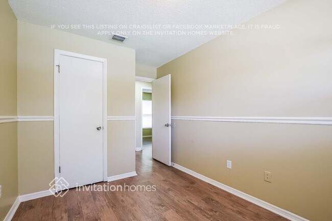 Building Photo - 204 N Alderwood St