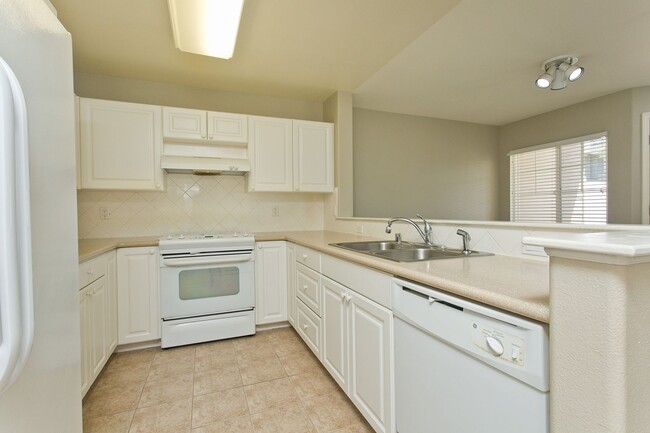 Building Photo - Available December 1st, Three Bedroom 2 1/...