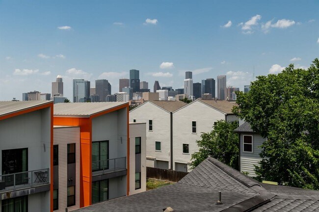 Building Photo - 3110 Live Oak St