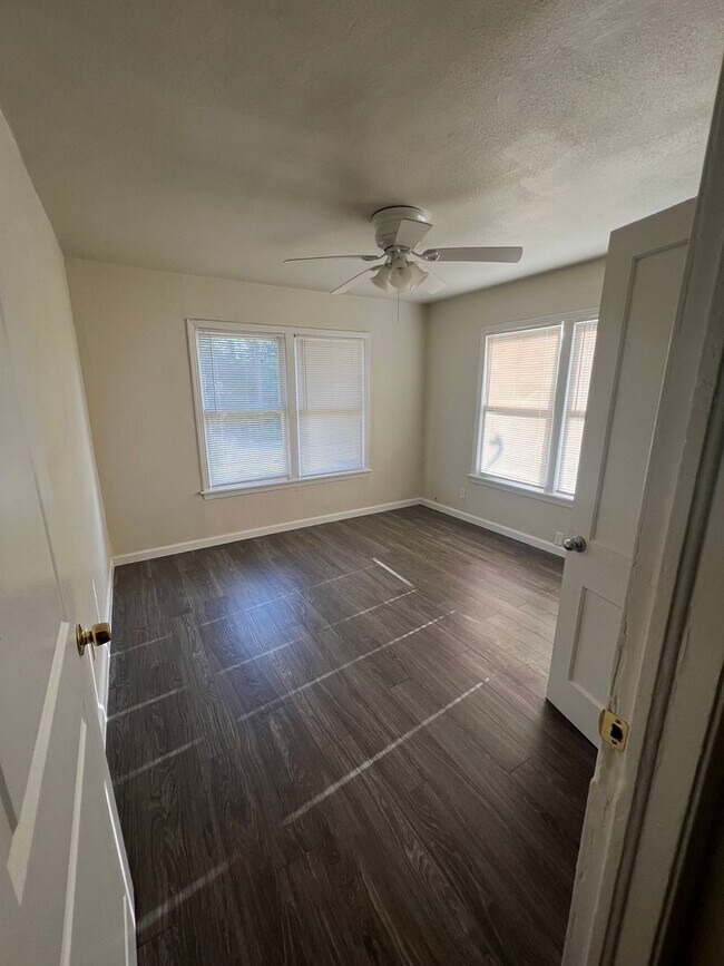 Building Photo - Springview 2 bedroom, 1 bath