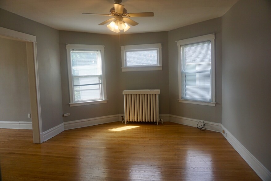 Dining room without furniture - 421 Hannah Avenue