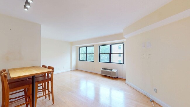 Building Photo - 1801 Clydesdale Pl NW