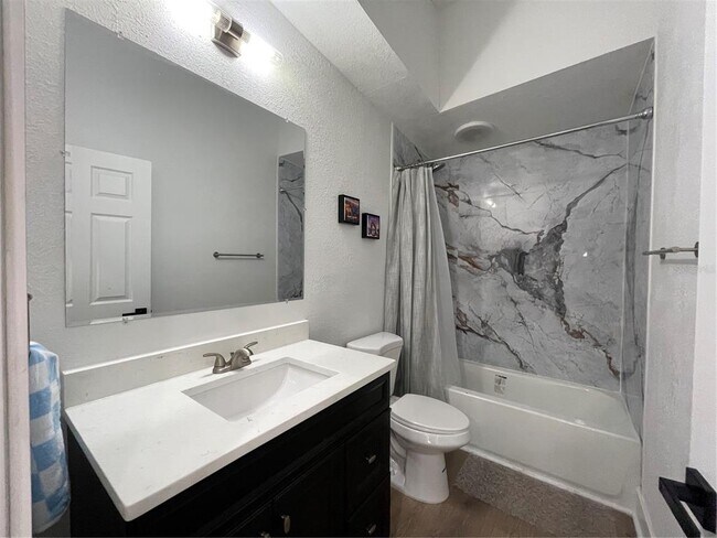 Building Photo - 1106 W La Salle St