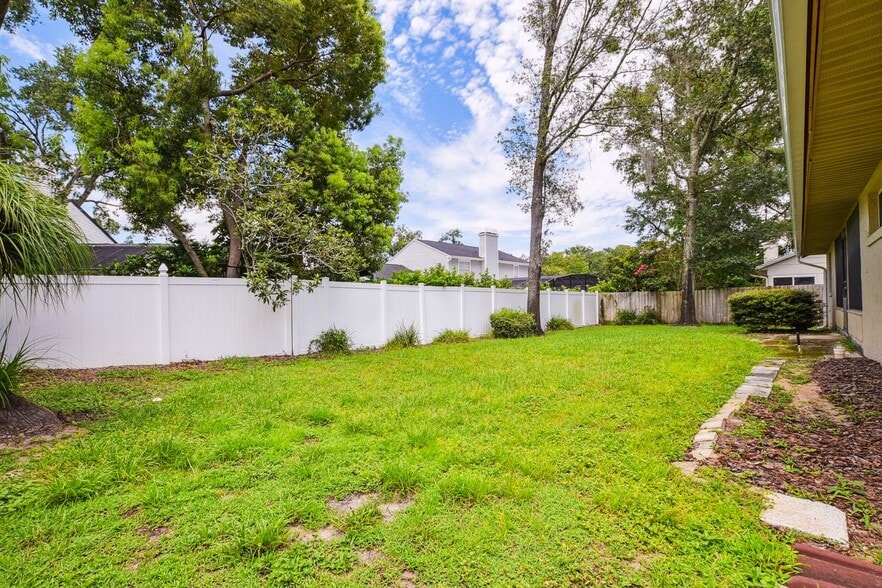 Building Photo - 2285 Lake Francis Dr
