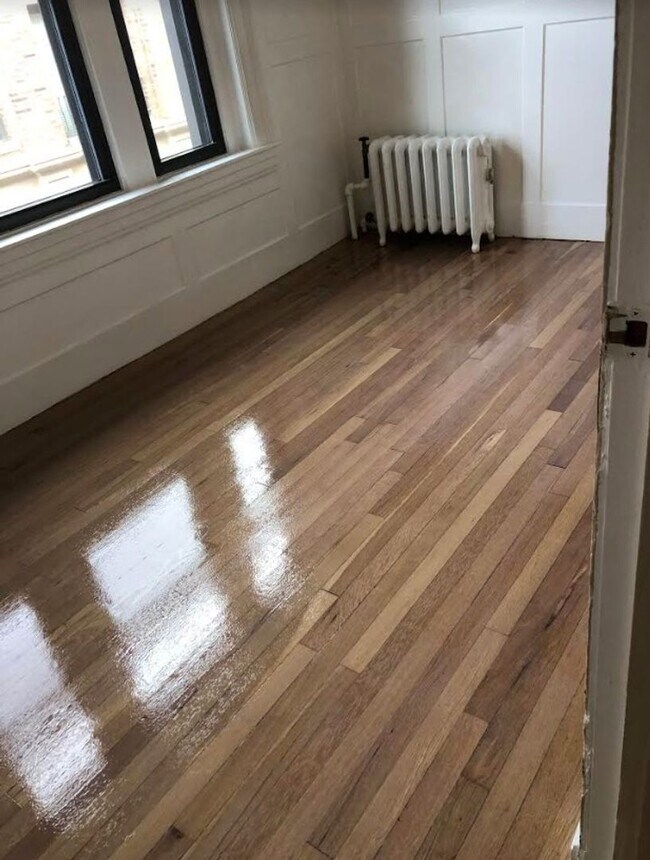 Building Photo - Charming 3 Bedroom- NO Broker FEE