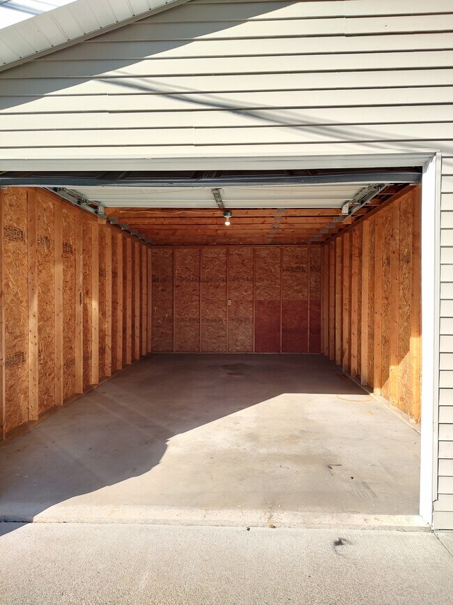 Extra deep garage - 713 Moreland Ave