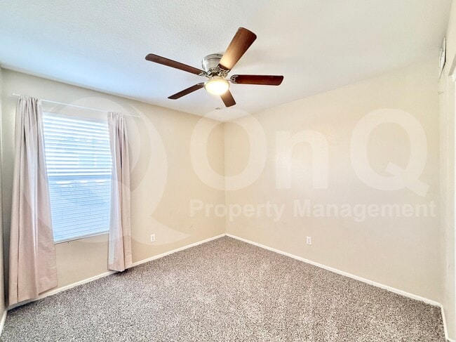 Building Photo - 1150 W Lark Dr