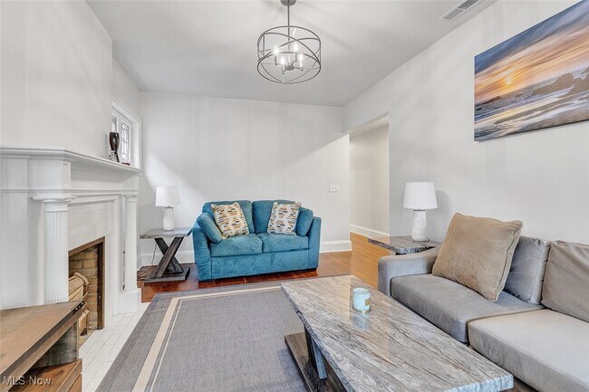 Building Photo - 2257 Grandview Ave