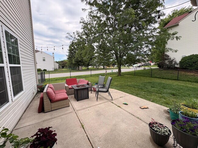 Building Photo - Spacious 4-Bedroom Haven with 2.5 Baths and Nearly 3,000 Sq Ft of Comfort in Indianapolis!