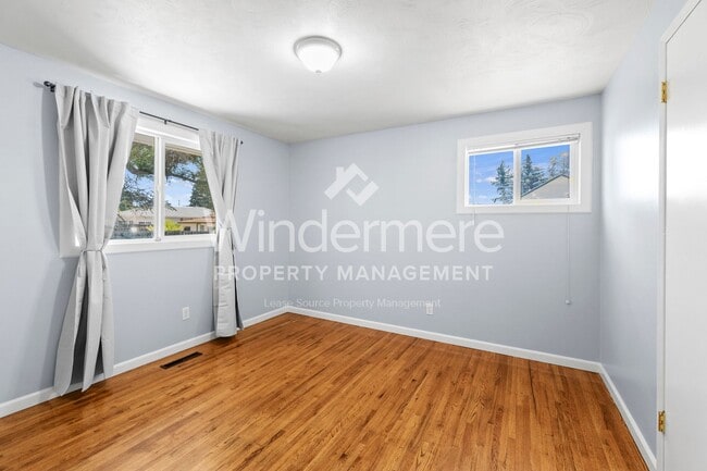 Building Photo - Welcome to this charming 3-bedroom, 1-bath...