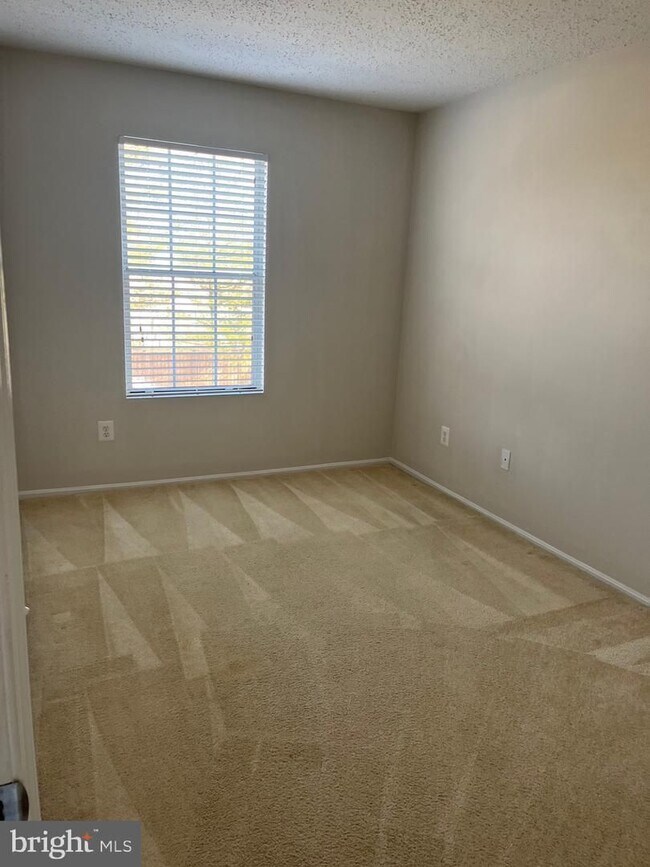 Building Photo - 104 Fort Evans Rd SE