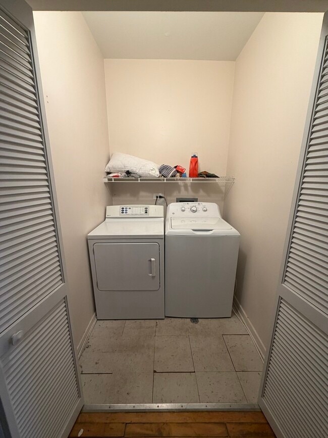 Building Photo - 1270 N Milwaukee Ave