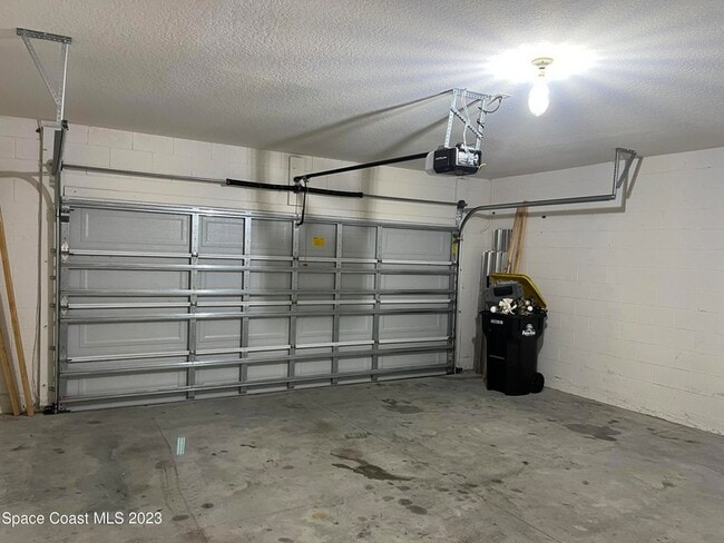 Building Photo - 388 Guinevere Dr SW