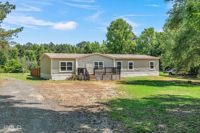 Building Photo - 4BD/2BA home with fenced back yard.