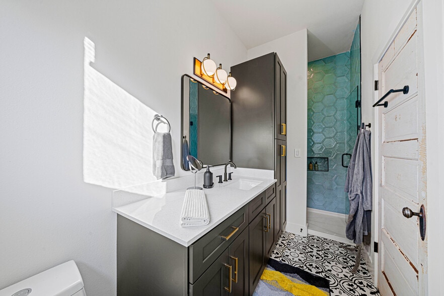 Building Photo - 540 Adams St