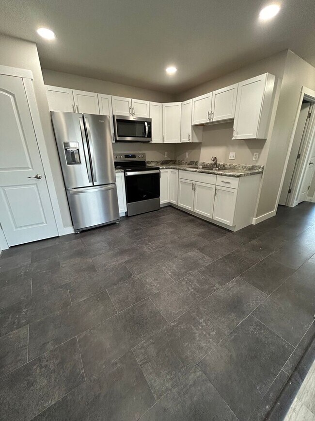 Building Photo - Recently Renovated 2 Bedroom Apartment