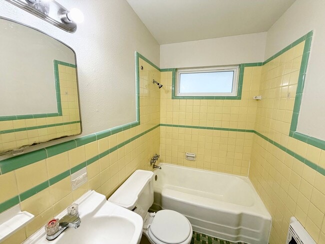 Building Photo - Beautiful 1 bedroom duplex in the heart of it all.