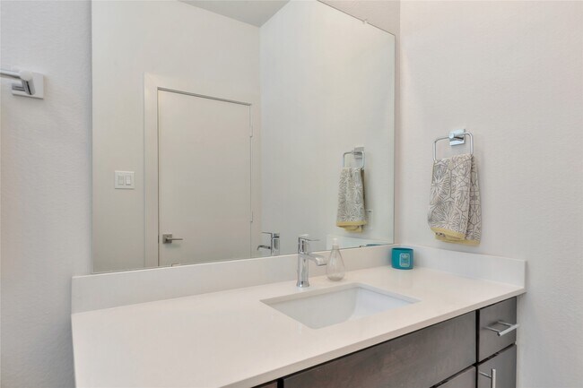 Building Photo - 3210 N MacGregor Way