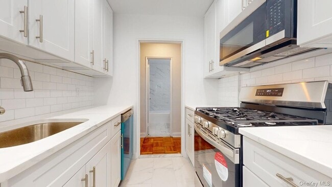 Building Photo - 66-15 Thornton Pl