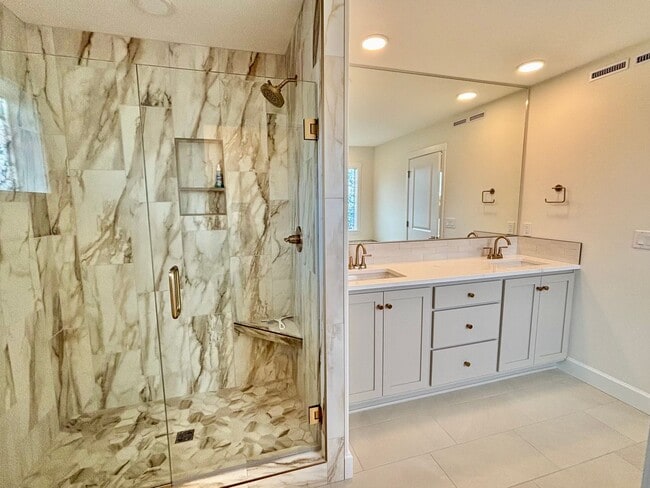Building Photo - Gorgeous Ridgefield Home