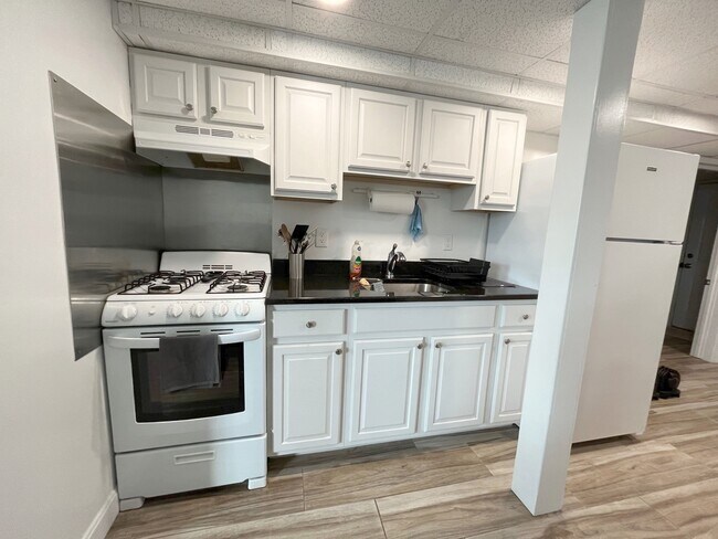 Building Photo - 376 Riverway