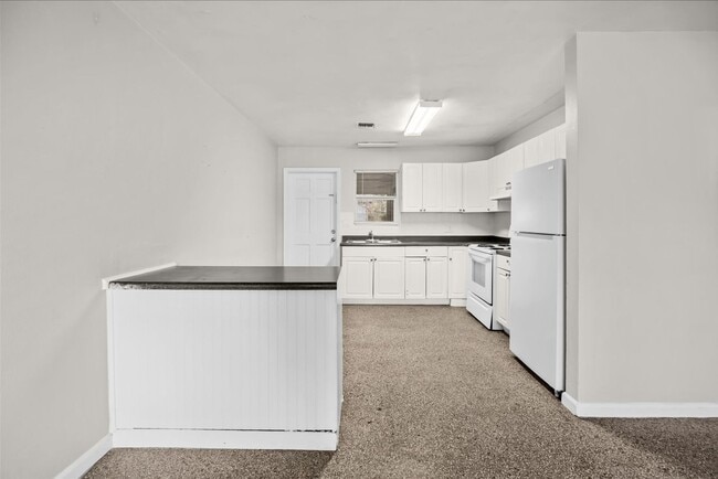 Building Photo - 2 Bedroom 1 Bath Duplex