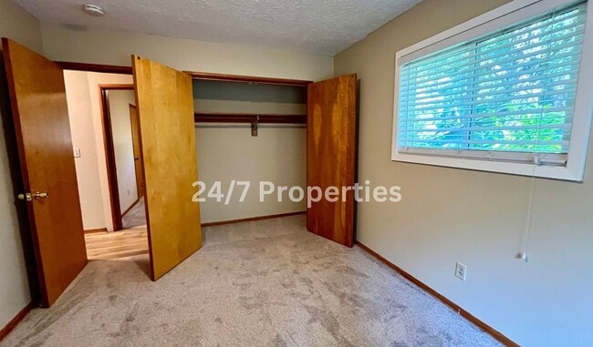 Building Photo - Spacious 4BD I 2BA Home w/ Separate Living...