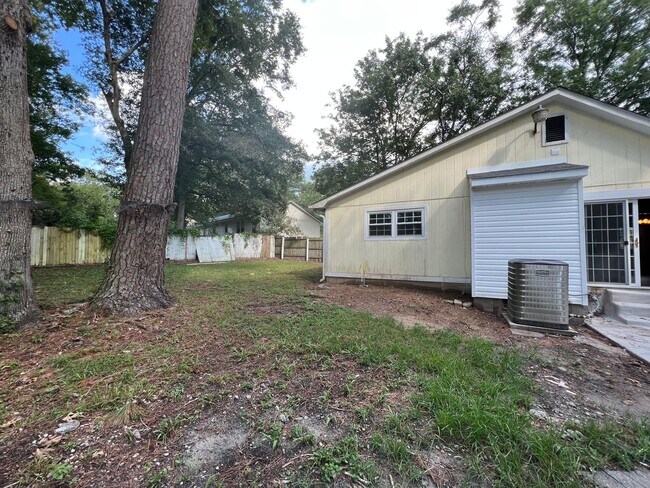 Building Photo - Cute 3 Bed 2 Bath!