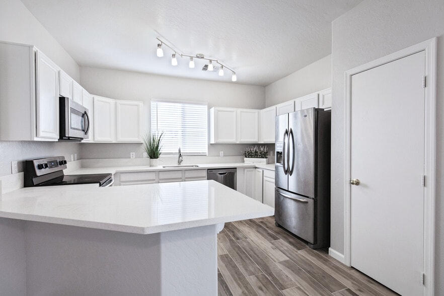 Kitchen 2 - 664 E Mariposa Pl