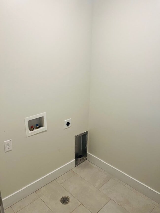 Building Photo - 2021 town home with garage and central air