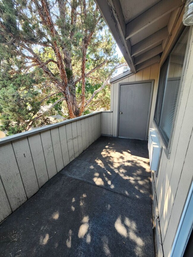 Building Photo - 2 Bed/1 Bath Apartment in NE Bend - Wichita Way