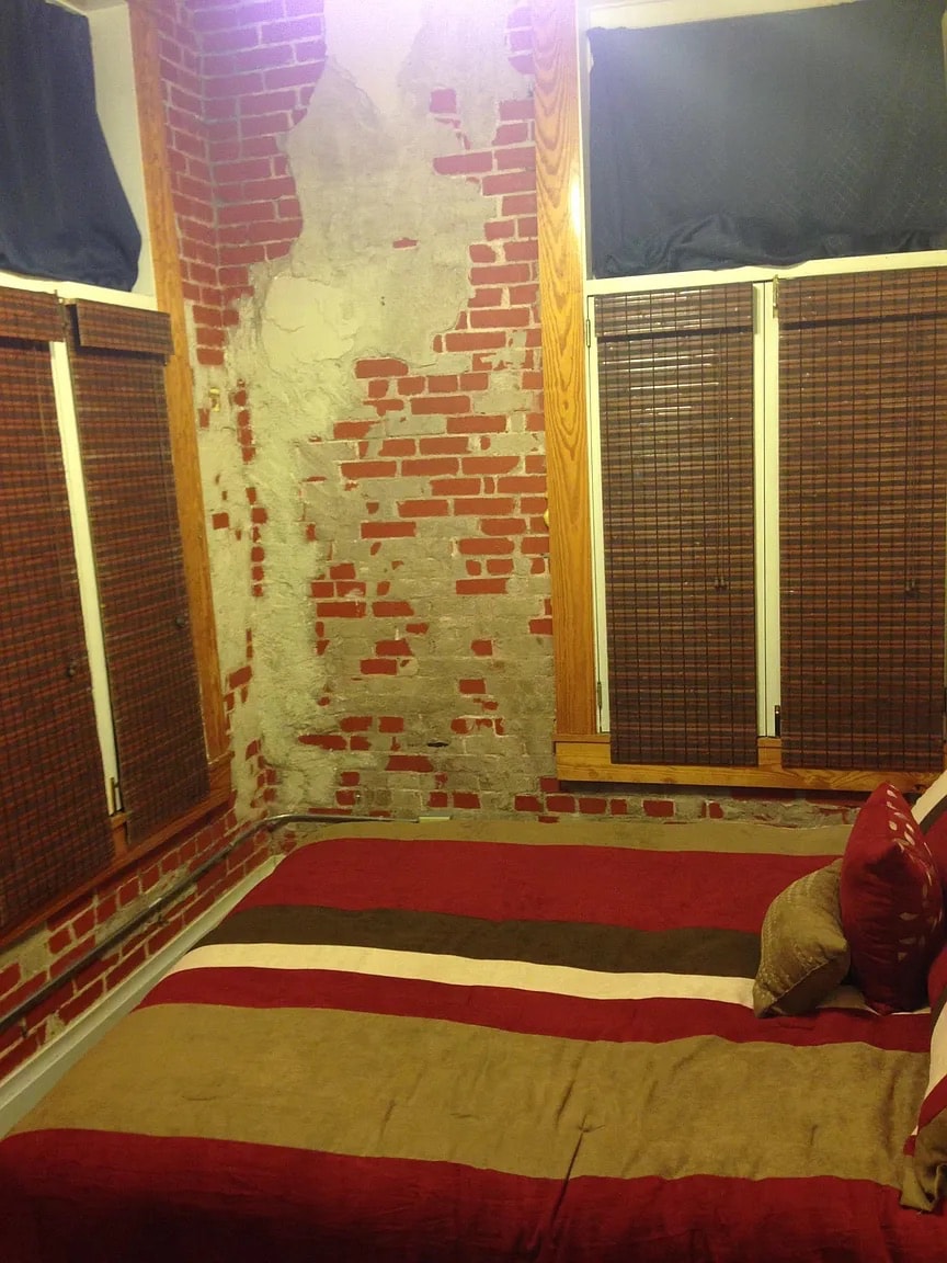 Building Photo - Room in Condo on E San Antonio St