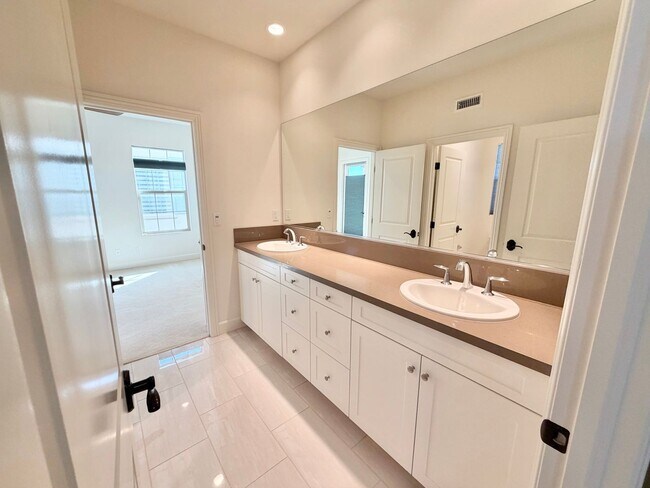 Building Photo - Gorgeous 4 bed 3 bath in the desired Portola Springs