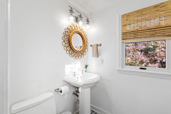 Building Photo - 144 Powell Ave