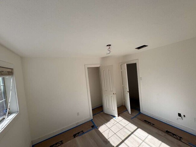 Building Photo - BEAUTIFUL HOME IN ANGLETON. MOVE IN READY!.