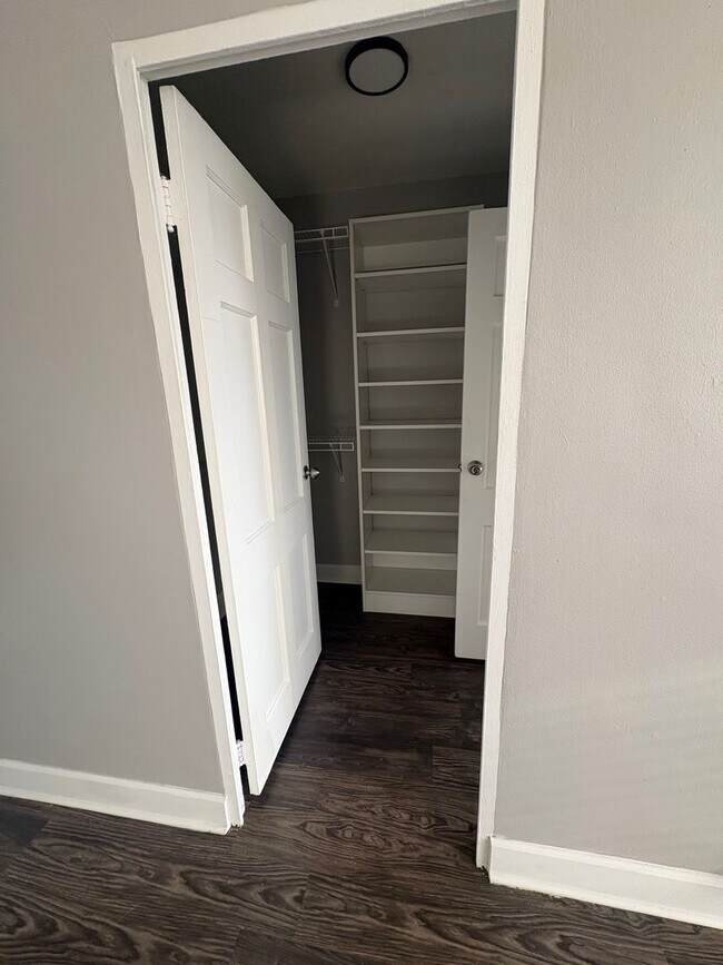 Building Photo - Beautiful Studio Apartment