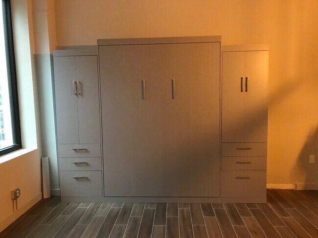 Building Photo - 705 Main St