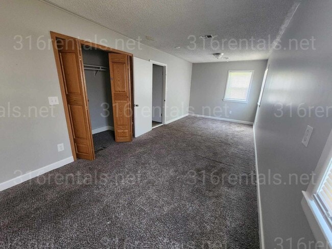 Building Photo - $1250 - 4 bedroom / 2 bathroom - Single Fa...