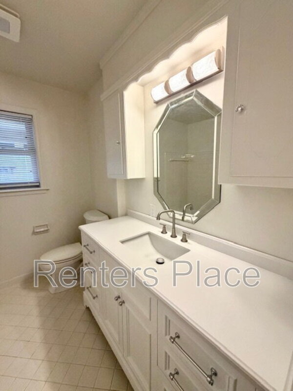 Building Photo - 5312 S Yorktown Ave