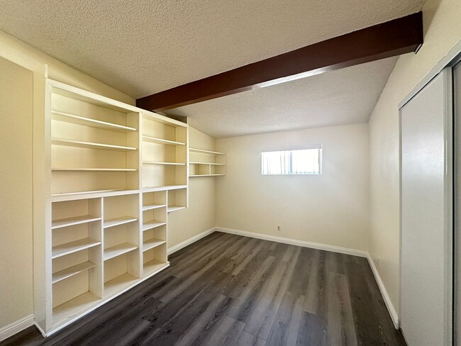 Building Photo - Washington & Jones